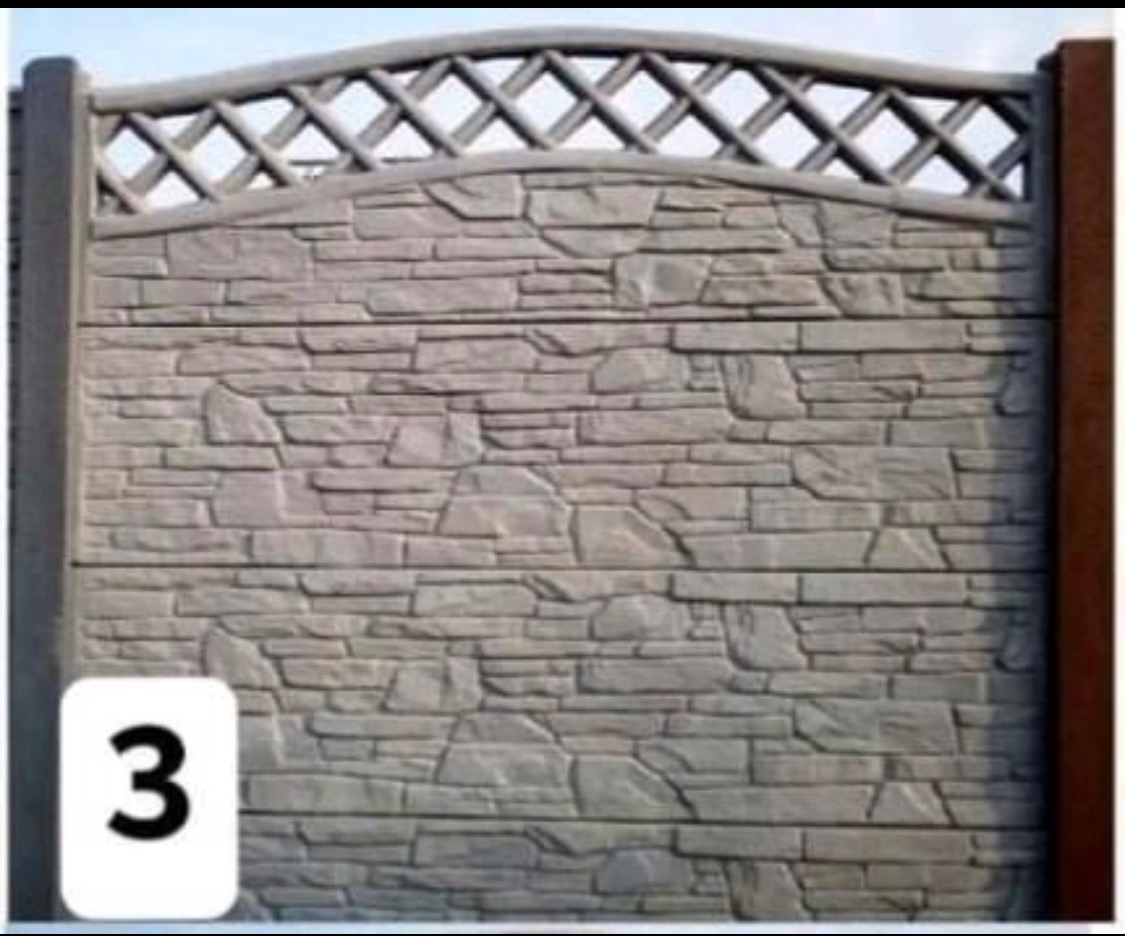 Szary panel ogrodzeniowy betonowy imitujący kamień z dekoracyjną kratką u góry, widoczny fragment słupka.