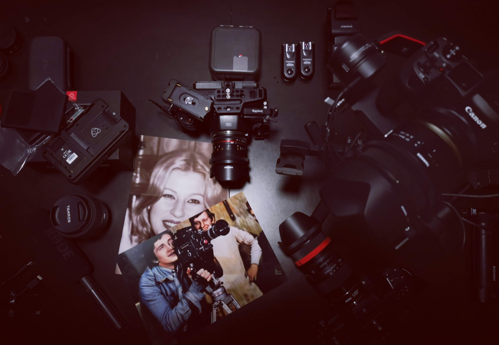 Zestaw sprzętu filmowego na czarnym tle, w tym kamery Canon, mikrofon Rode, obiektywy Tamron i Yongnuo, z dodatkowymi akcesoriami i zdjęciami osób filmowanych.