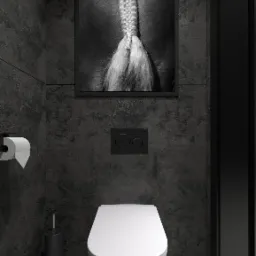 Nowoczesna łazienka w odcieniach szarości z wiszącą toaletą i czarnym panelem spłukującym, ozdobiona czarno-białą grafiką przedstawiającą koński ogon w warkoczu.