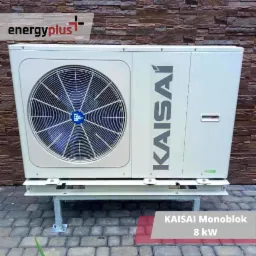 Kompaktowa pompa ciepła Kaisai Monoblok 8 kW, zamontowana na metalowym stelażu na tle brukowanej nawierzchni w Osieczanach, z widocznym logo Energyplus.