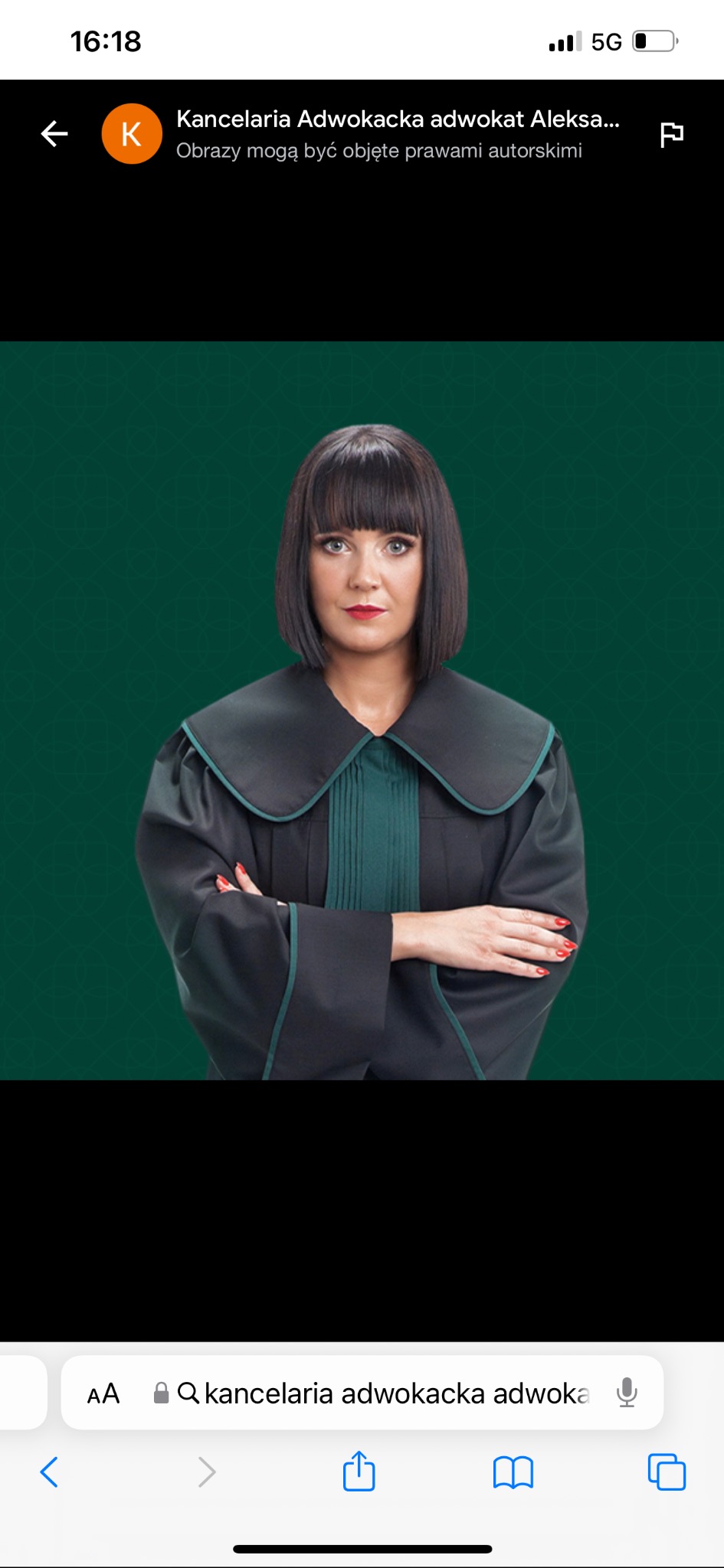 Portret kobiety w todze adwokackiej na zielonym tle, z rękami skrzyżowanymi na piersiach i czerwonymi paznokciami.