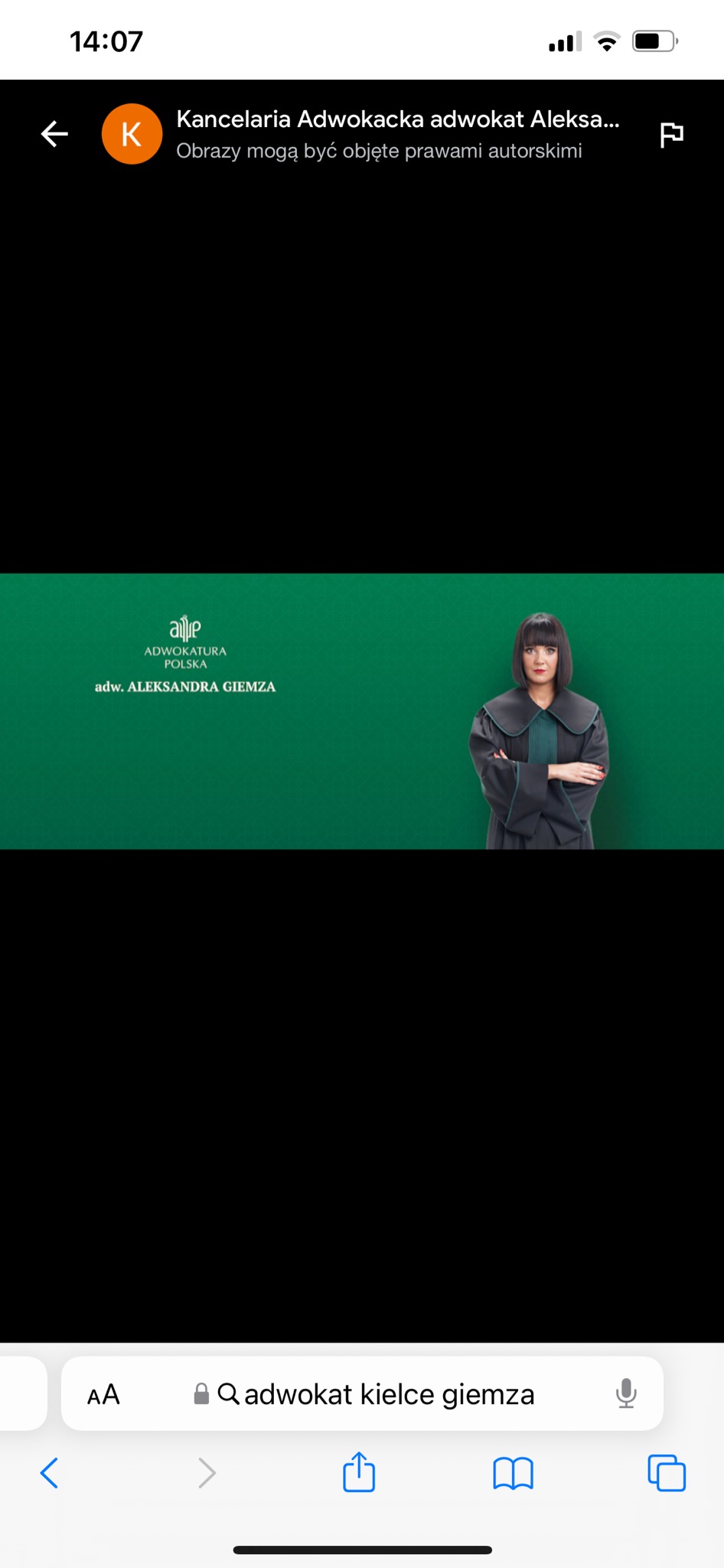 Portret kobiety w todze adwokackiej na tle zielonej ściany z logo Adwokatury Polskiej i imieniem i nazwiskiem adwokata Aleksandry Giemzy.