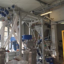 Instalacja automatycznego dozowania surowców chemicznych. Projekt w zakresie mechaniki, montażu i automatyki.