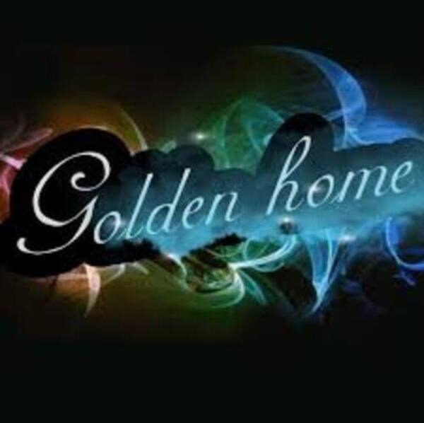 Logo 'Golden Home' na czarnym tle z kolorowymi smugami przypominającymi dym.