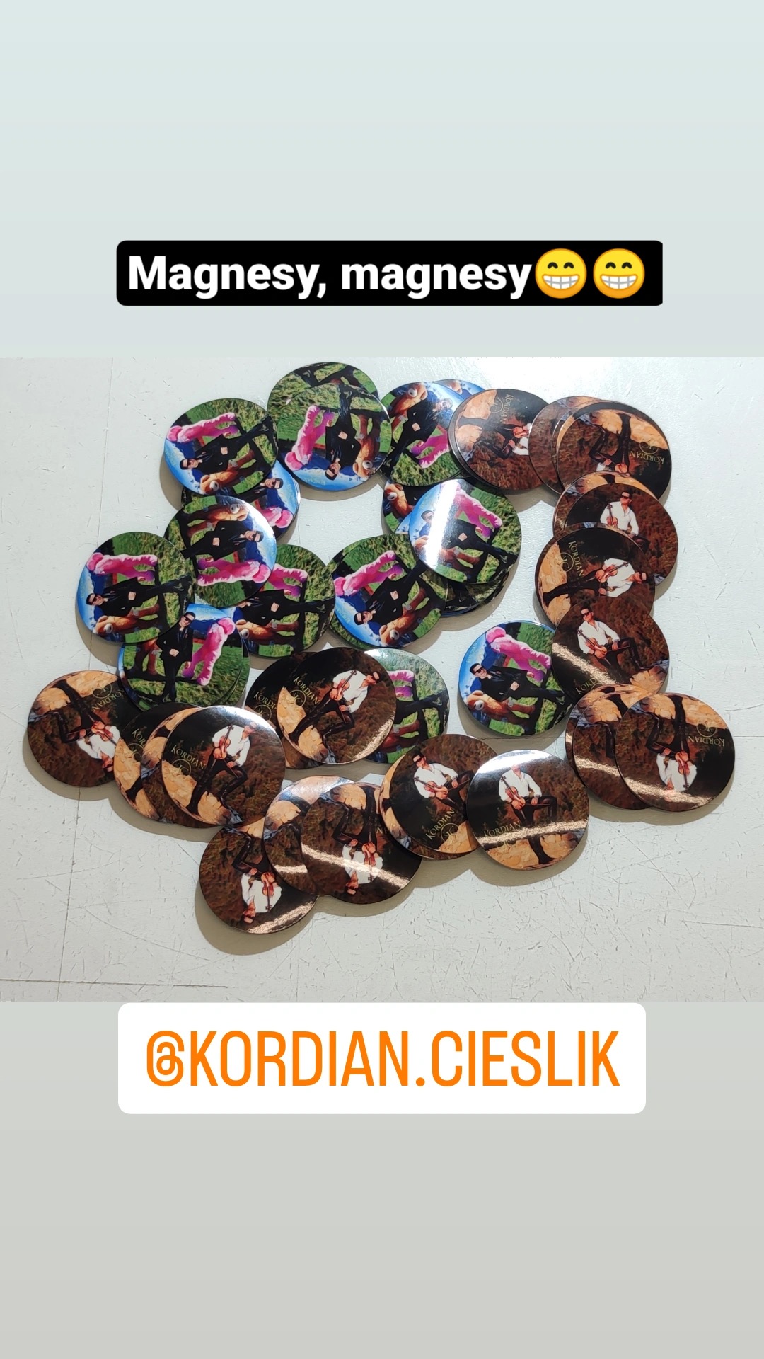 Kolekcja okrągłych magnesów z różnymi grafikami, w tym portretami osób w strojach formalnych i scenami plenerowymi, ułożonych na jasnej powierzchni.