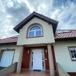 Punkowe mycie elewacji wraz z czyszczeniem podjazdu do domu.