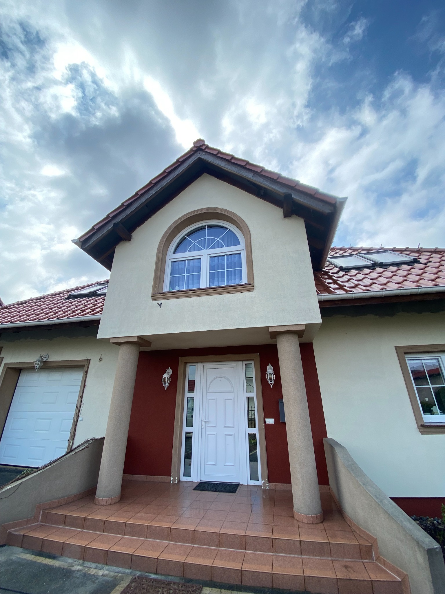 Punkowe mycie elewacji wraz z czyszczeniem podjazdu do domu.