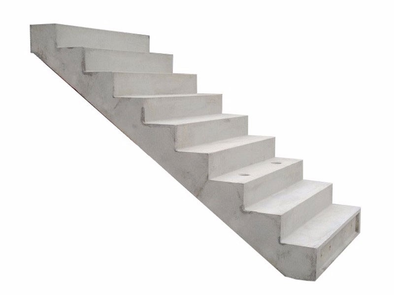 Surowe, prefabrykowane schody betonowe z widocznymi otworami montażowymi, ustawione ukośnie na białym tle.