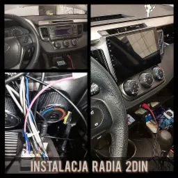 Deska rozdzielcza samochodu Toyota RAV4 z widoczną instalacją nowego radia 2DIN, z bliska widoczne podłączenie przewodów do panelu sterowania klimatyzacją.
