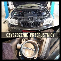 Czyszczenie przepustnicy w samochodzie w warsztacie w Koszalinie, widoczny otwarty silnik i zbliżenie na czyszczoną część przez mechanika w rękawicach.