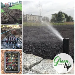 Montaż systemu nawadniania: wykopany rów, rozłożone rury z zaworami, skrzynka sterująca i zraszacz w akcji na tle domu.