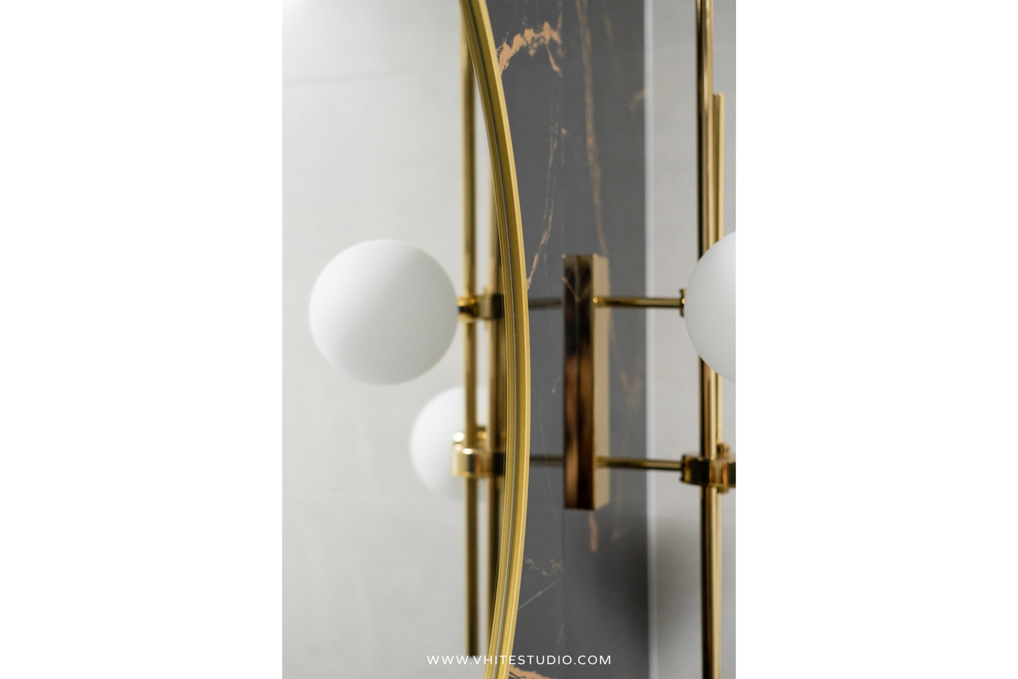 Lampa ścienna z czarnym marmurem i złotymi elementami, kuliste białe klosze, minimalistyczny design, widoczny adres strony internetowej Vhite Studio.