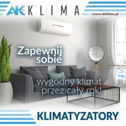 Wnętrze salonu z klimatyzatorem ściennym, szarą sofą, lampą studyjną i rośliną doniczkową, promocyjny napis 'Zapewnij sobie wygodny klimat przez cały rok!', logo firmy AK Klima i adres strony...