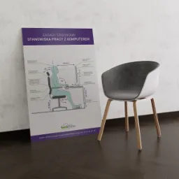 Plakat informacyjny przedstawiający zasady ergonomii stanowiska pracy z komputerem, ustawiony obok nowoczesnego krzesła na drewnianych nogach, na tle jasnej ściany.