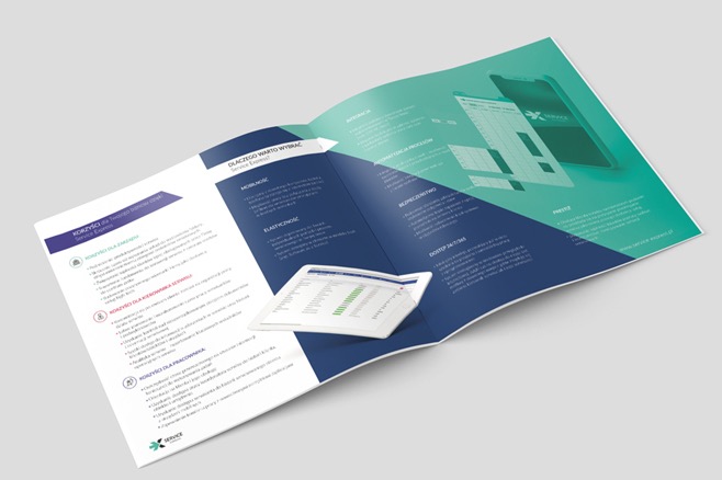 Otwarta, trójdzielna broszura reklamowa z prezentacją interfejsu aplikacji mobilnej na smartfonie, z akcentami kolorystycznymi w odcieniach zieleni i granatu.