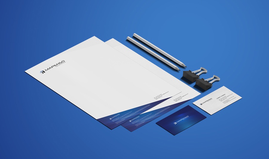 Zestaw identyfikacji wizualnej firmy Mapenso na niebieskim tle: papier firmowy, wizytówki, długopisy i klipsy biurowe.