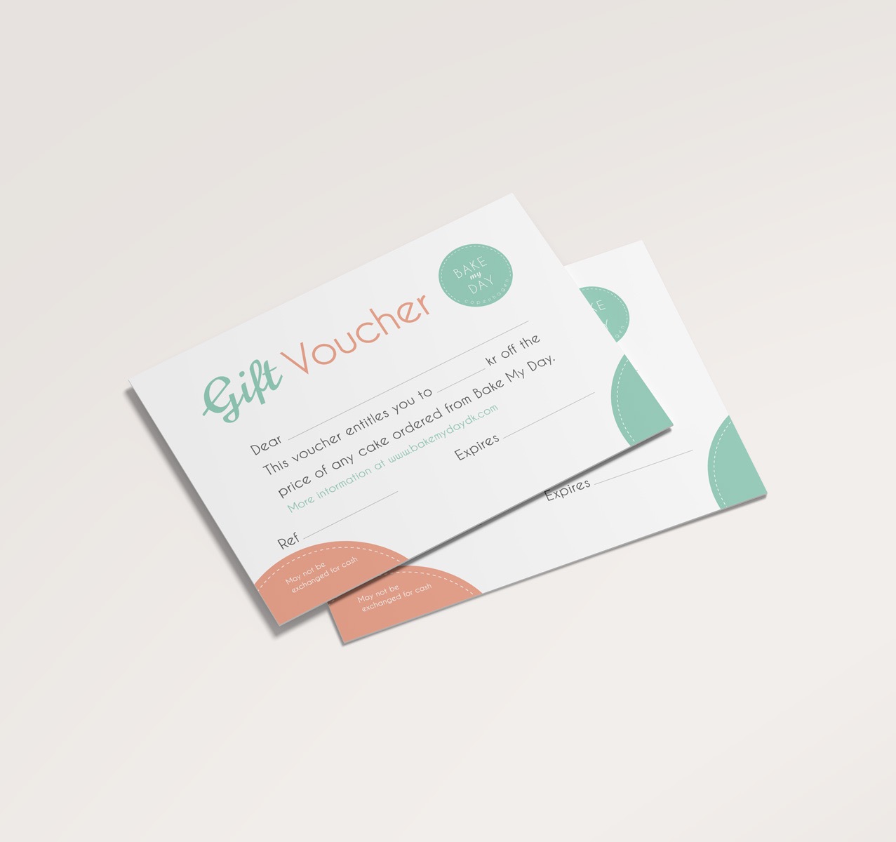 Dwa kupony podarunkowe Bake My Day na jasnym tle, z pastelowymi akcentami kolorystycznymi i informacją o możliwości zakupu tortu online.