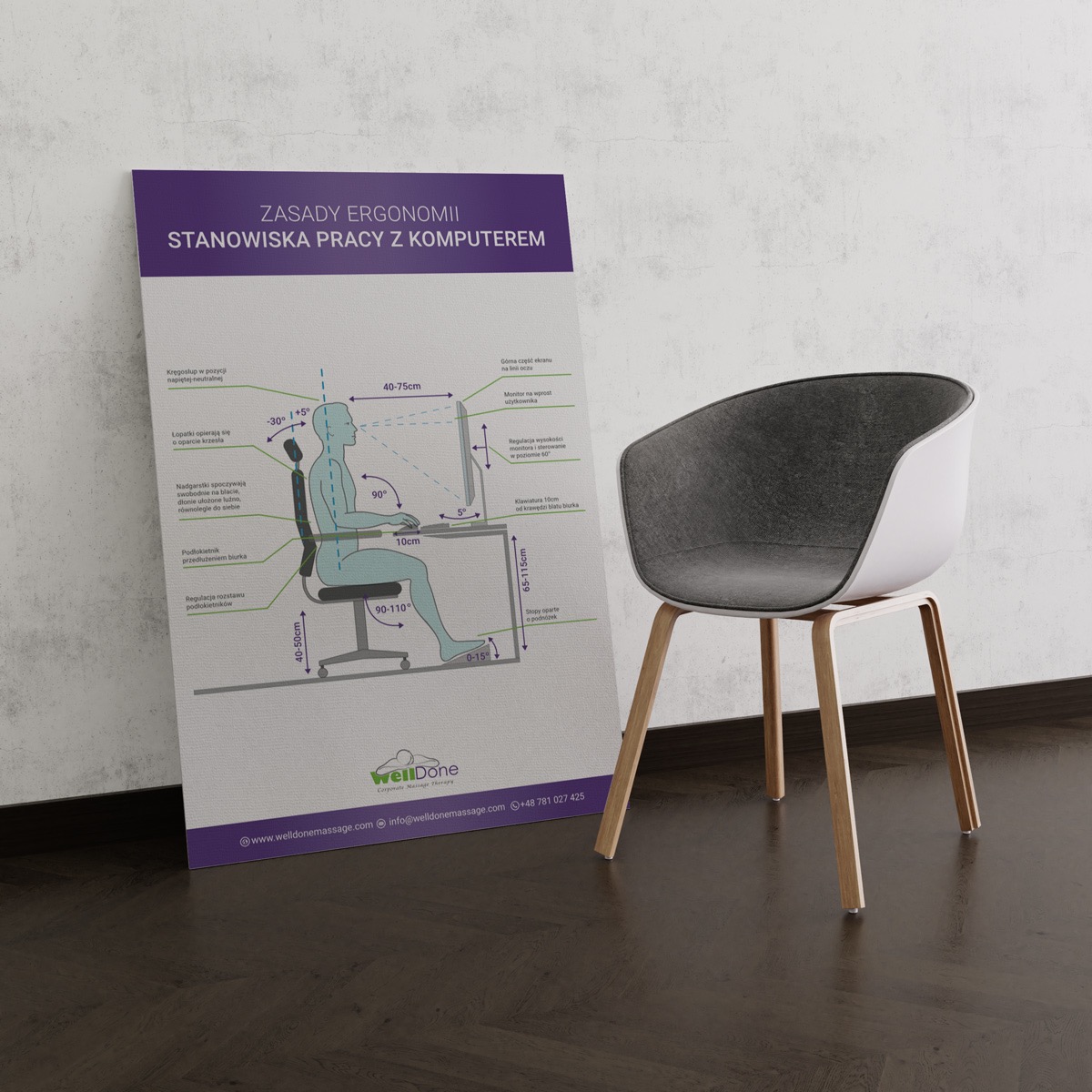 Plakat informacyjny przedstawiający zasady ergonomii stanowiska pracy z komputerem, ustawiony obok nowoczesnego krzesła na drewnianych nogach, na tle jasnej ściany.