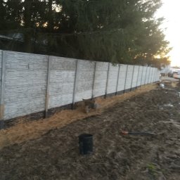 Montaż ogrodzenia betonowego.