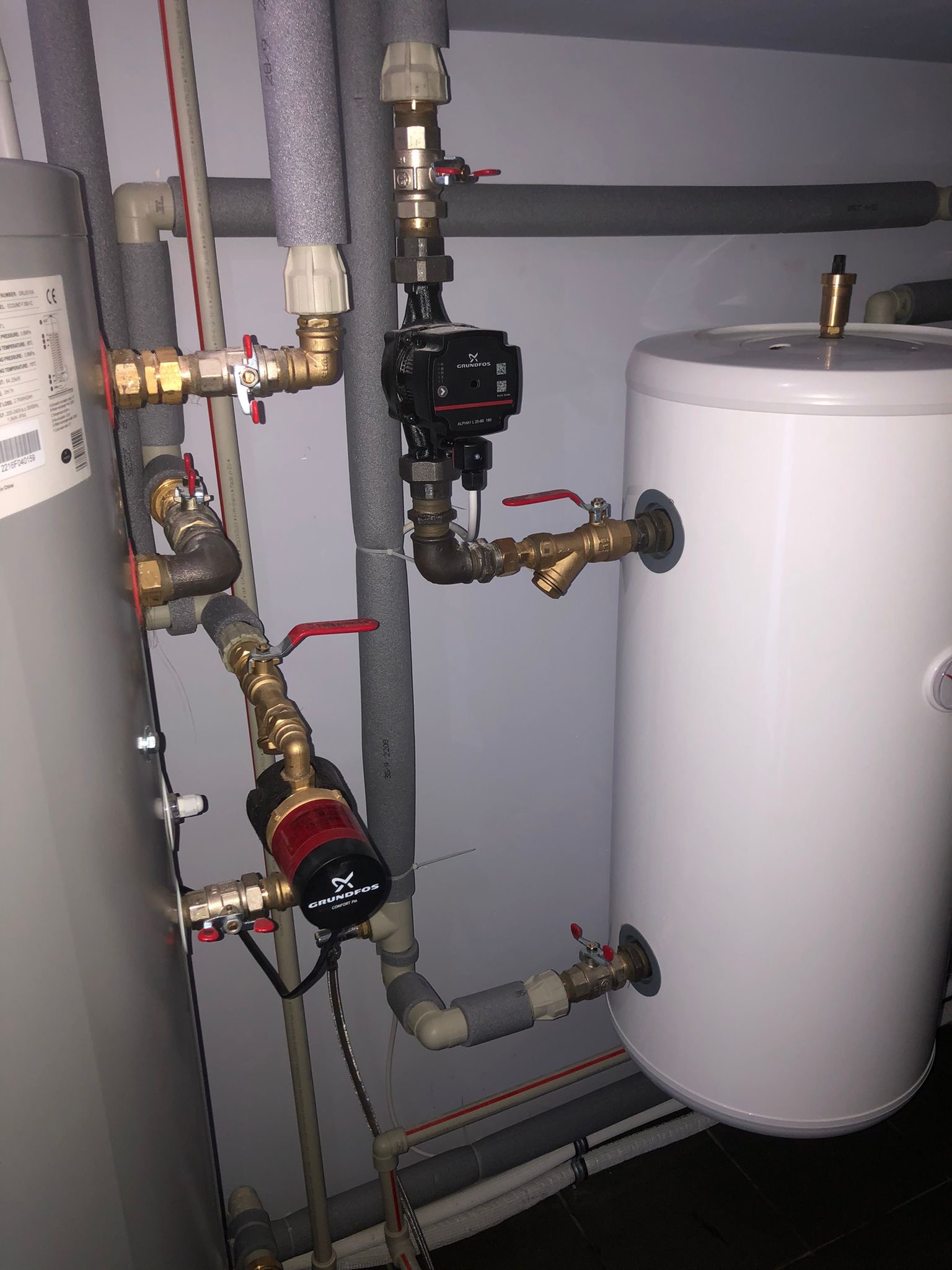 Złożona instalacja grzewcza z dwoma zbiornikami i pompami obiegowymi Grundfos, rurami w izolacji termicznej oraz licznymi zaworami, zamontowana w Częstochowie.