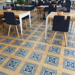 Renowacja podłogi w restauracji Greckiej. Cyklinowanie, polerowanie, lakierowanie i malowanie wzorów.