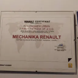 Certyfikat Mechanika Renault dla firmy Pietrzak Sp. z o.o. z Rudy Śląskiej, potwierdzający zdanie egzaminu uprawniającego do tytułu, wydany przez Centrum Techniczne Renault Polska w Warszawie.