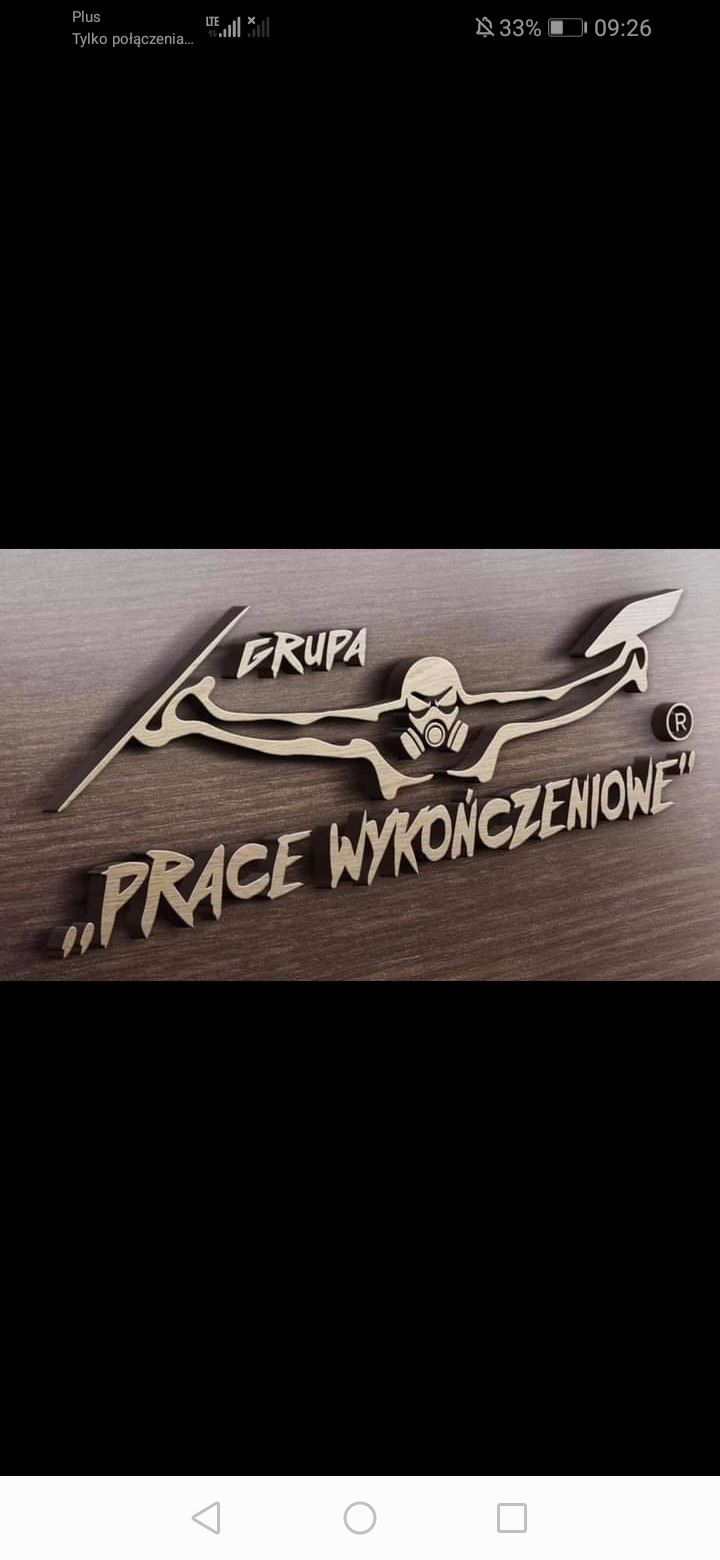 Logo firmy 'Grupa Prace Wykończeniowe' wykonane z drewna, przedstawiające postać w masce gazowej i narzędzie budowlane.