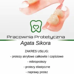 Dwie częściowe protezy akrylowe z widocznymi zębami na jasnym tle, nad logo i danymi kontaktowymi pracowni protetycznej Agata Sikora.
