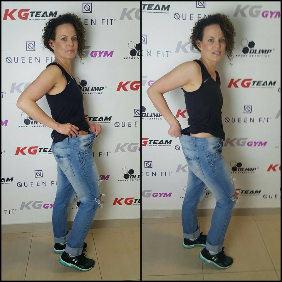Kobieta prezentuje efekty odchudzania, luźne spodnie jeansowe z dziurami, widoczne logo KG Team oraz Olimp Nutrition w tle.