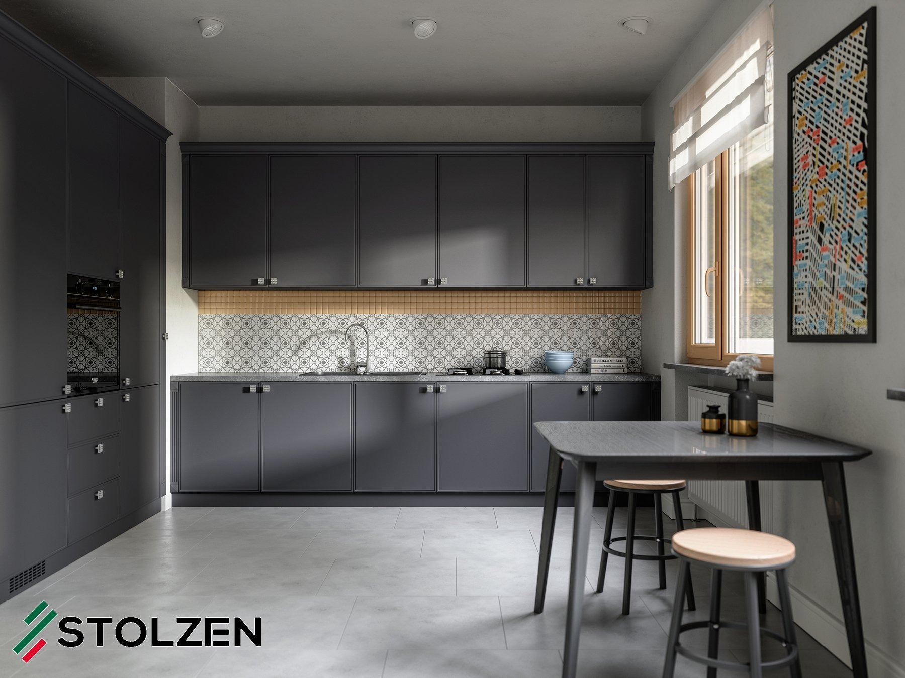 Elegancka, szara kuchnia na wymiar z drewnianym blatem i mozaiką nad zlewem, wykonana w Elblągu. Widoczny stół z hokerami i dekoracje okienne.