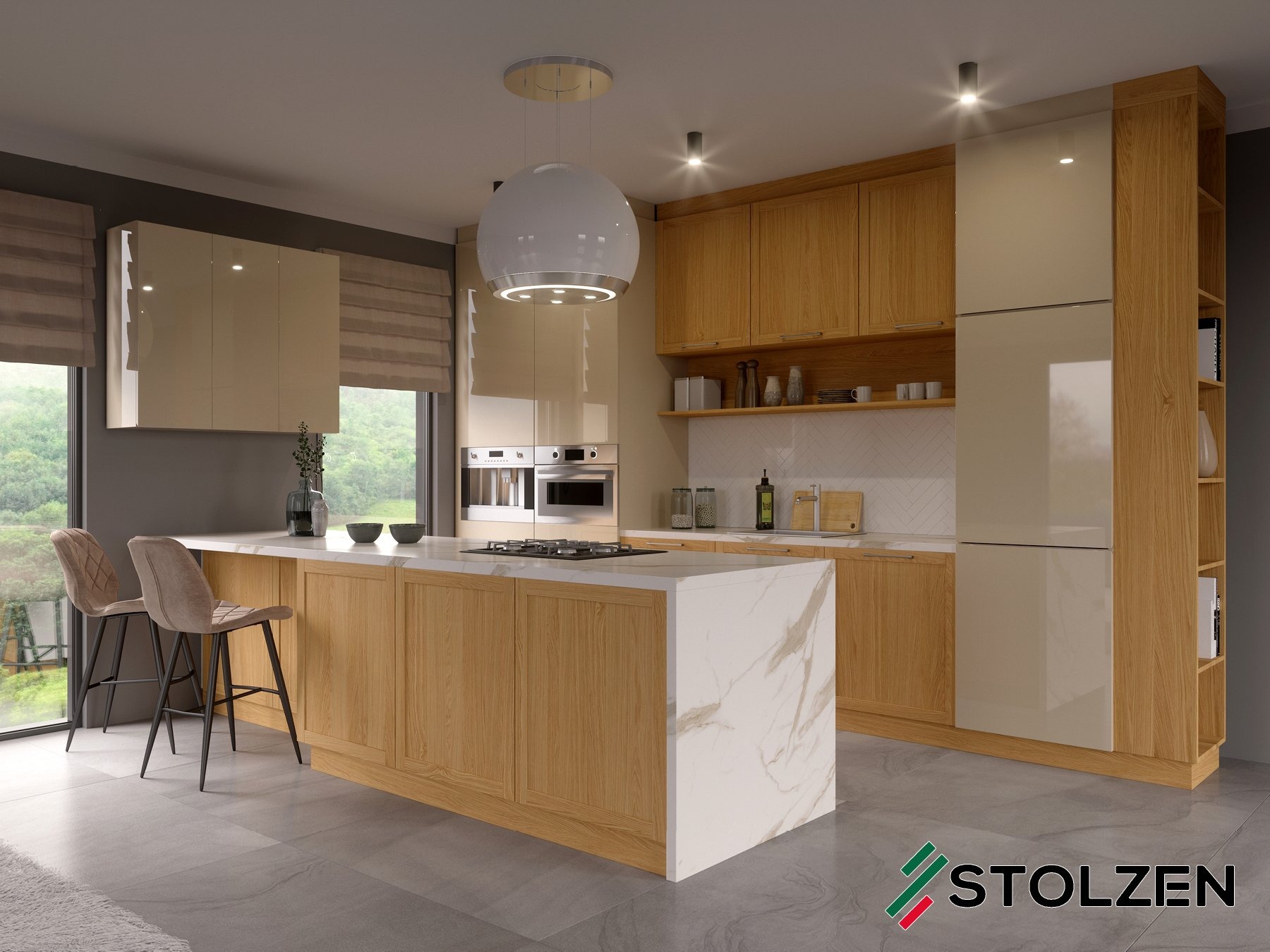 Nowoczesna kuchnia z wyspą i marmurowym blatem, drewniane fronty szafek, oświetlenie punktowe i okap w kształcie kuli, widok na zieleń za oknem.