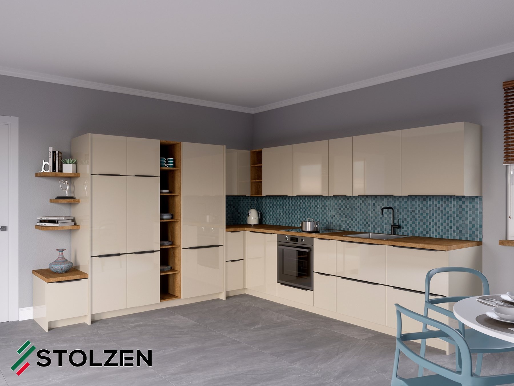 Jasna kuchnia w kształcie litery L z niebieską mozaiką na ścianie, drewnianym blatem i czarnymi uchwytami, uzupełniona drewnianymi półkami i elementami dekoracyjnymi, widoczny stół z krzesłami.