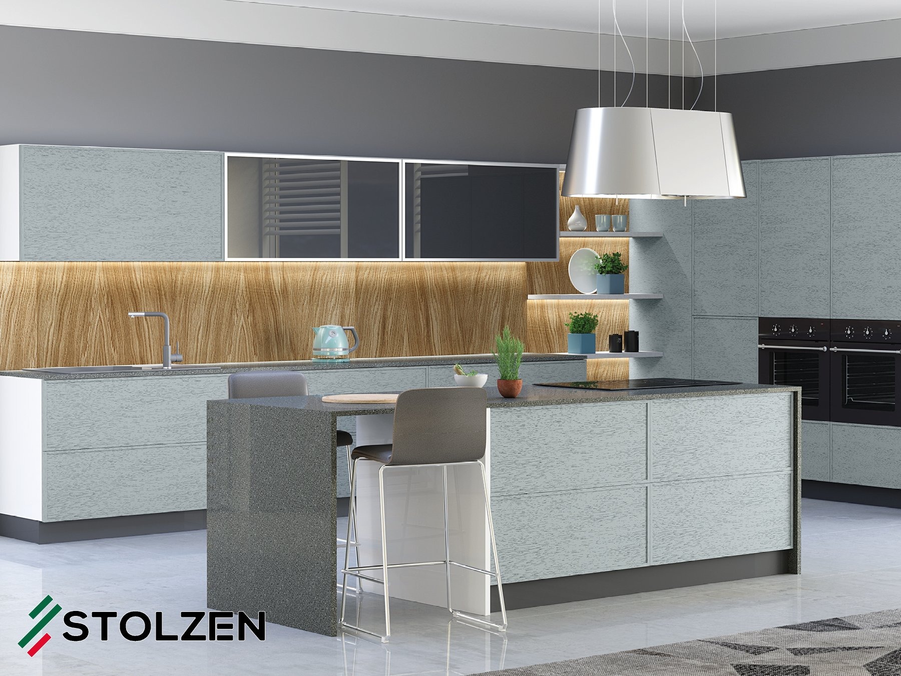 Nowoczesna kuchnia z wyspą, fronty szafek w kolorze szaro-błękitnym z wyraźną fakturą drewna, podświetlane półki i drewniany panel nad blatem, czarne piekarniki w zabudowie.