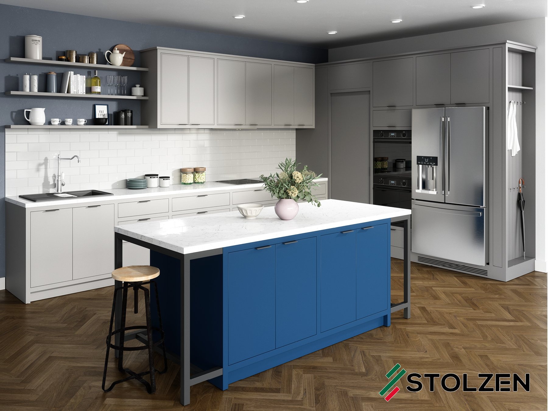 Nowoczesna kuchnia z szarymi szafkami i niebieską wyspą z blatem z białego marmuru, drewniana podłoga w jodełkę, srebrna lodówka i czarny stołek barowy.