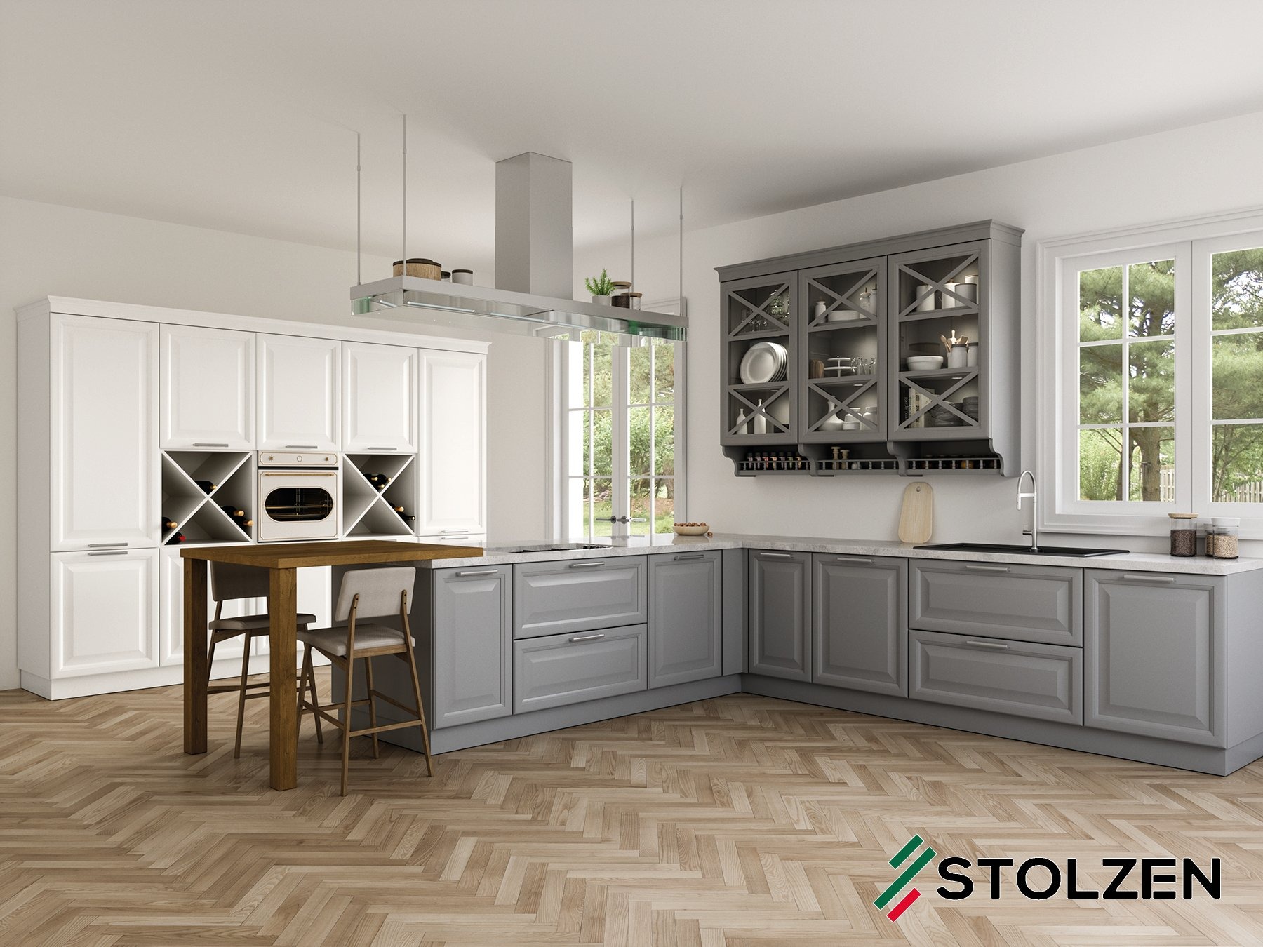 Jasna, przestronna kuchnia z szarymi szafkami dolnymi i białymi górnymi, drewnianym blatem na wyspie i podłogą w jodełkę, oświetlona naturalnym światłem z okna.