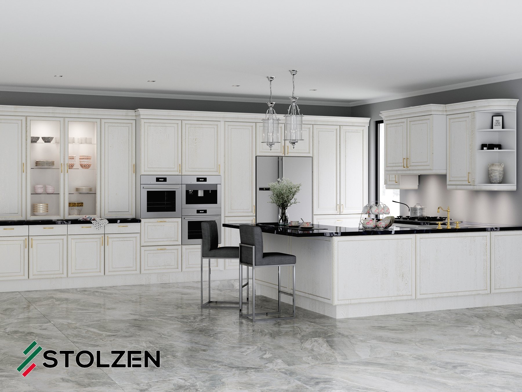 Elegancka, jasna kuchnia z białymi szafkami z delikatnymi zdobieniami, czarnym blatem i marmurową podłogą. Dwa szare krzesła barowe stoją przy wyspie kuchennej, a nad nią wiszą ozdobne lampy. W tle...