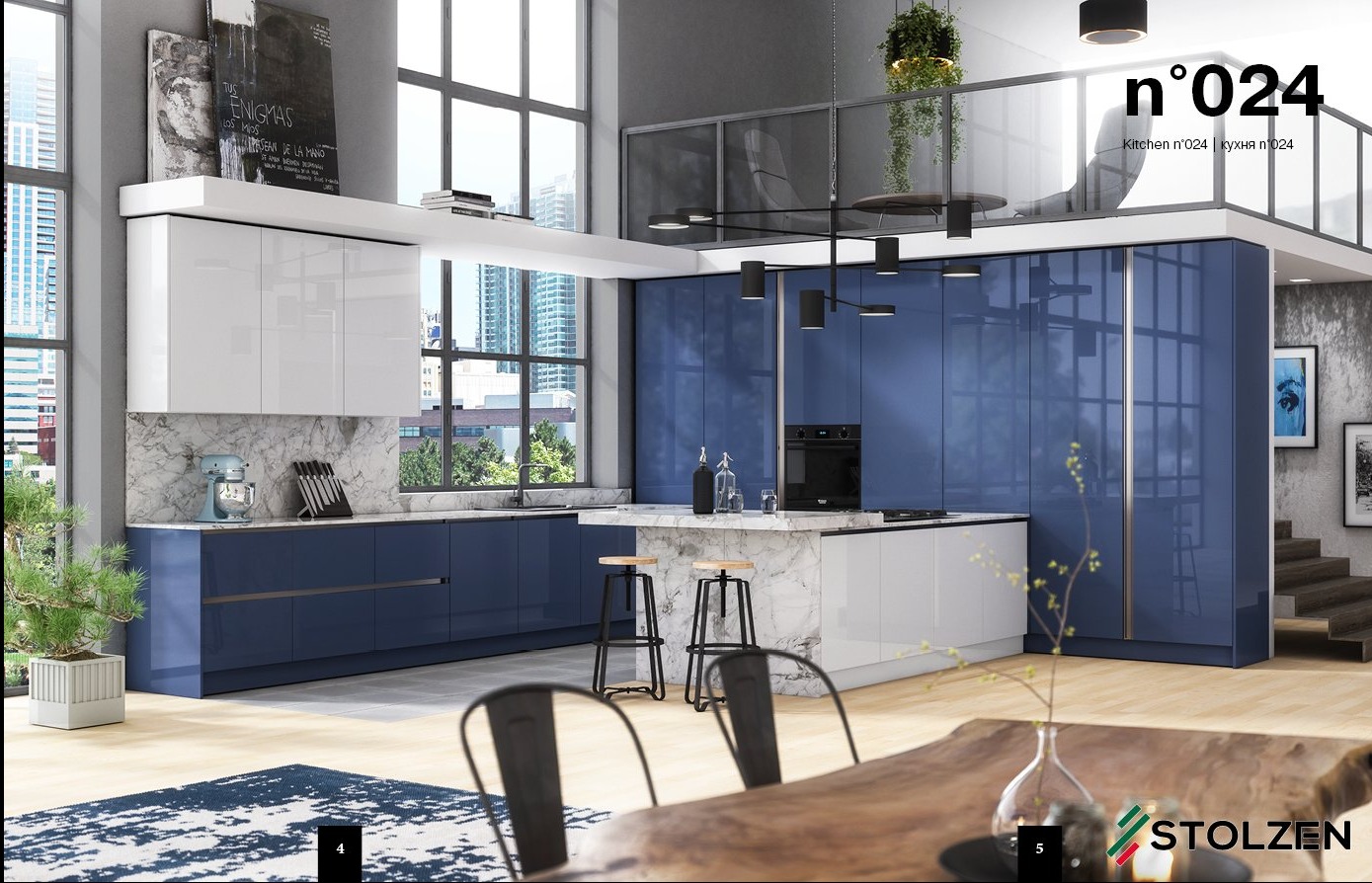 Nowoczesna kuchnia na wymiar z niebieskimi i białymi frontami, marmurowym blatem i wyspą, oświetlona wiszącymi lampami w loftowym apartamencie z antresolą i dużymi oknami.