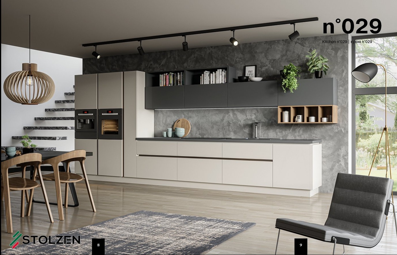 Nowoczesna kuchnia w odcieniach szarości i beżu z drewnianymi akcentami, oświetleniem punktowym i wiszącą lampą nad stołem jadalnym, widoczne schody w tle.