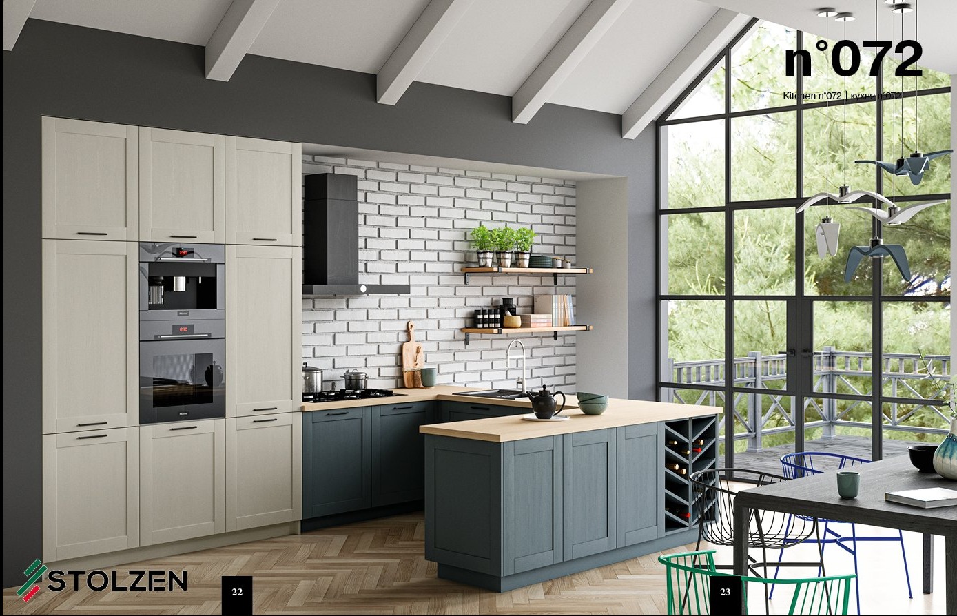 Nowoczesna kuchnia z wyspą, jasnymi frontami szafek i ciemnymi akcentami, ceglana ściana w tle, duże okno z widokiem na zewnątrz, oświetlenie punktowe.