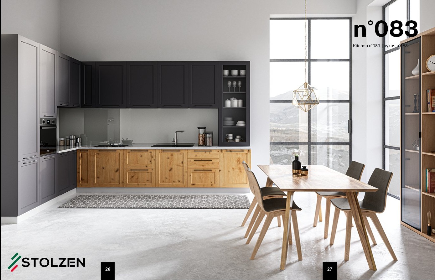 Nowoczesna kuchnia z drewnianymi frontami szafek dolnych i czarnymi szafkami górnymi, uzupełniona o stół z krzesłami w minimalistycznym stylu i geometryczną lampę wiszącą.