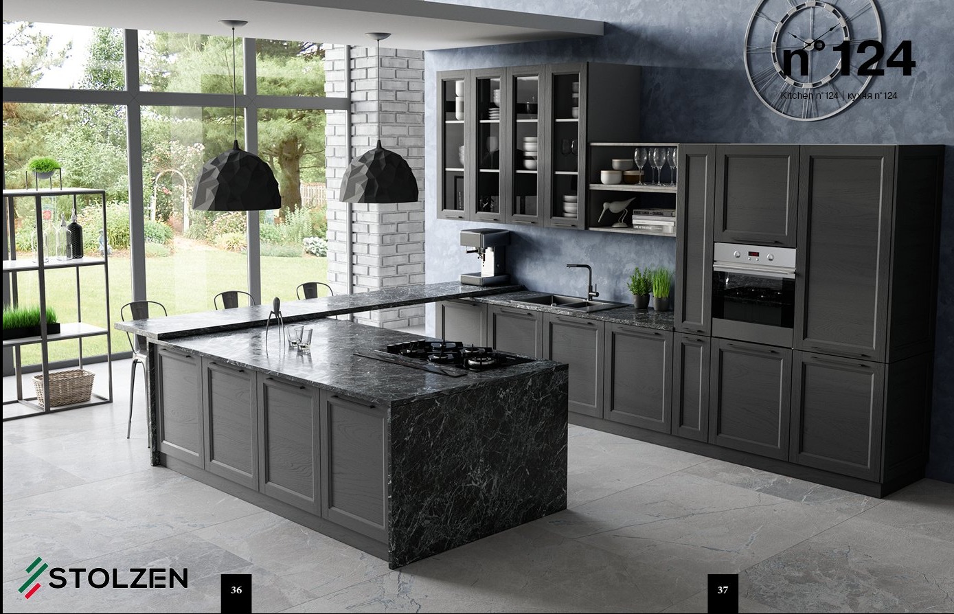 Nowoczesna kuchnia w odcieniach szarości z wyspą pokrytą blatem z ciemnego marmuru, oświetlona geometrycznymi lampami wiszącymi i naturalnym światłem wpadającym przez duże okno.