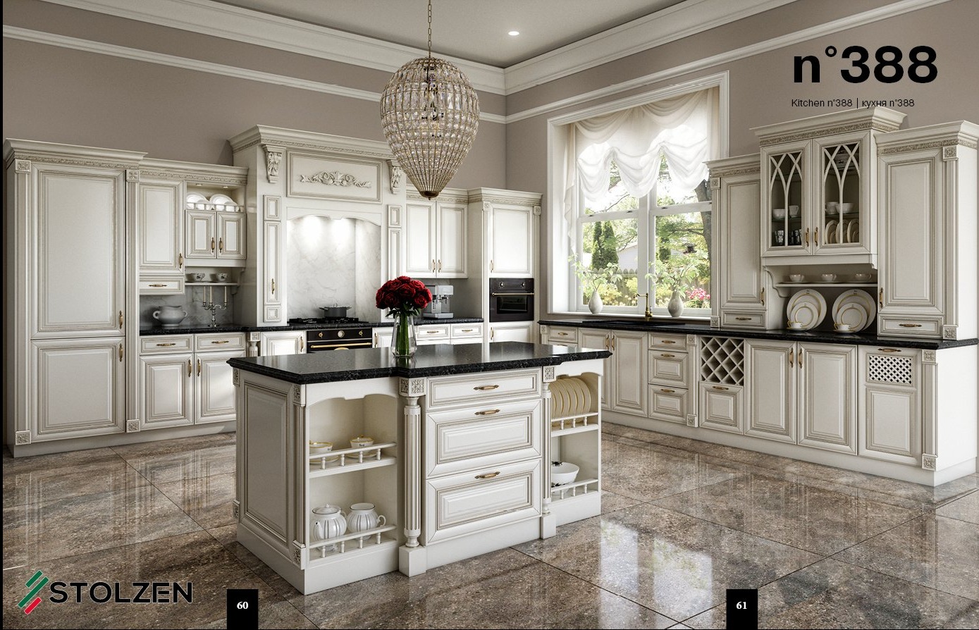 Elegancka kuchnia w stylu klasycznym z wyspą centralną, kremowe fronty szafek z delikatnymi zdobieniami, czarny blat i marmurowa podłoga, oświetlona kryształowym żyrandolem.