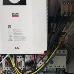 Sterowanie silnikami elektrycznymi.