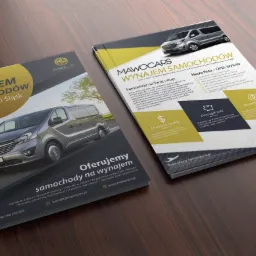 Dwa projekty ulotek reklamowych dla wypożyczalni busów Mawocars, prezentujące ofertę wynajmu samochodów w Małopolsce i na Śląsku oraz transfery lotniskowe, leżące na drewnianym blacie.