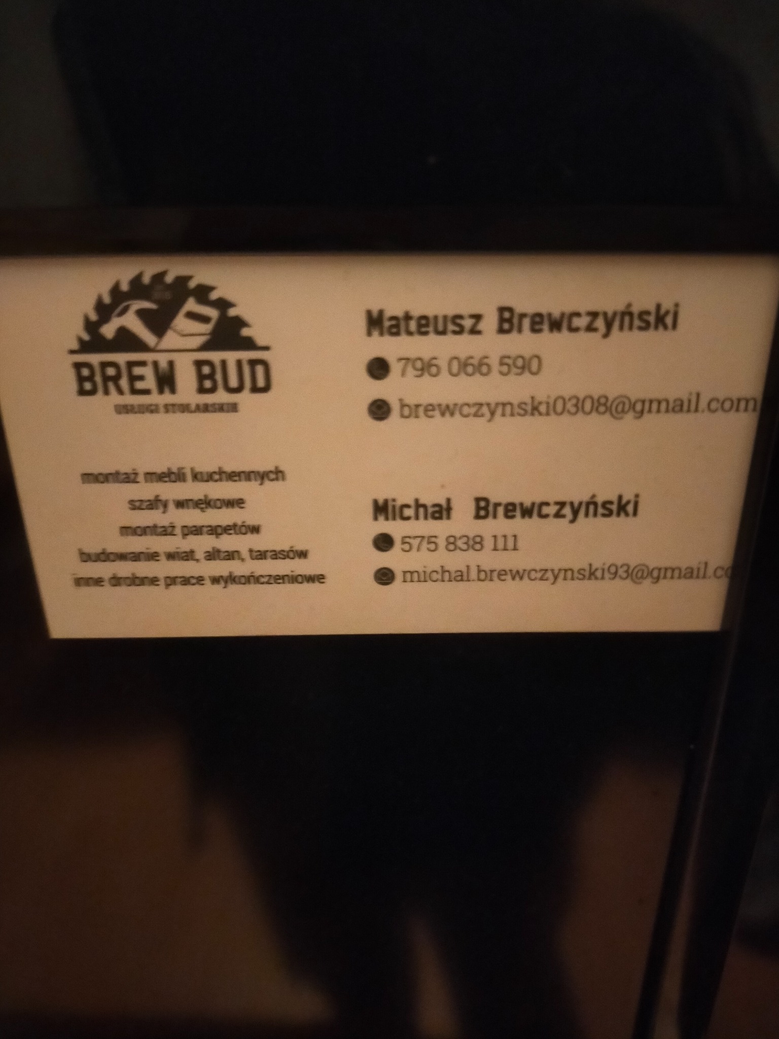 Wizytówka firmy stolarskiej Brew Bud z ofertą montażu mebli kuchennych, szaf wnękowych, parapetów, budowy wiat, altan i tarasów, zawierająca dane kontaktowe Mateusza i Michała Brewczyńskich.