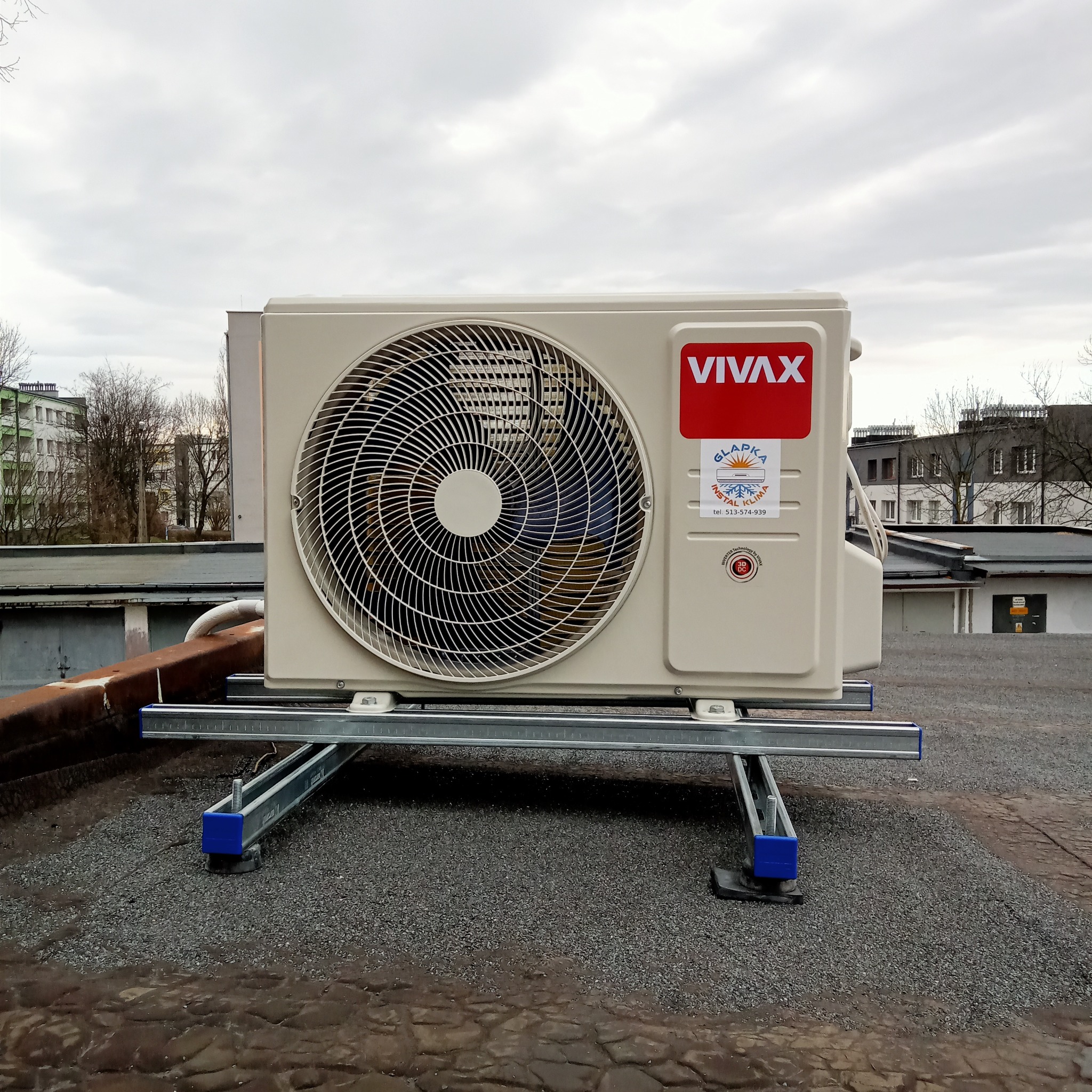 Zewnętrzna jednostka klimatyzacji marki Vivax zainstalowana na dachu budynku, widoczna naklejka firmy instalacyjnej 'GLAPKA INSTAL KLIMA' z numerem telefonu.