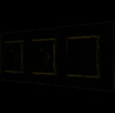 Ciemne zdjęcie fragmentu ściany z trzema kwadratowymi wgłębieniami obramowanymi złotą linią, widoczne pod kątem.