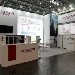 Stoisko targowe firmy Sunwoda Energy prezentujące systemy bateryjne i rozwiązania energetyczne, z ekspozycją produktów, logo i informacjami o firmie.
