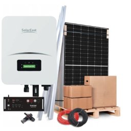 Ilios Energy Sp. z o.o. - Zestaw komponentów do instalacji paneli słonecznych: panel fotowoltaiczny, inwerter SolarEast ESS, przewody, konstrukcja montażowa i kartony na palecie.