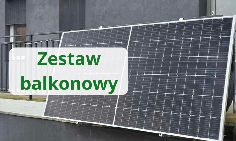 Dwa panele fotowoltaiczne ustawione na balkonie, widok z dołu, szare tło budynku.